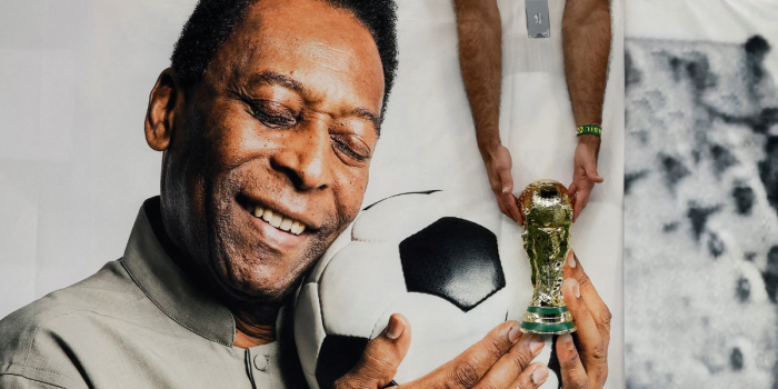 Santos homenajea a Pelé en su estadio tras la noticia de su muerte