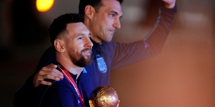 Locura por la «Scaloneta»: argentinos madrugan para recibir a Messi y compañía tras obtener la tercera Copa del Mundo