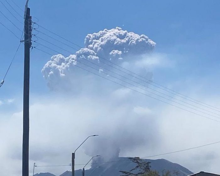 Sernageomin informa que Volcán Láscar registró fuerte pulso eruptivo: columna de cenizas alcanzó 6 mil metros de altura