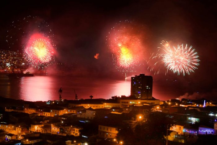 Gobierno autoriza prueba de fuegos artificiales que se usarían en Valparaíso y Viña del Mar para año nuevo: están retenidos por Aduanas