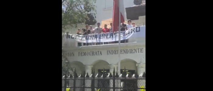 Militantes UDI colocan lienzo contra Pancho Malo en sede del partido: «Nos funa un asesino»