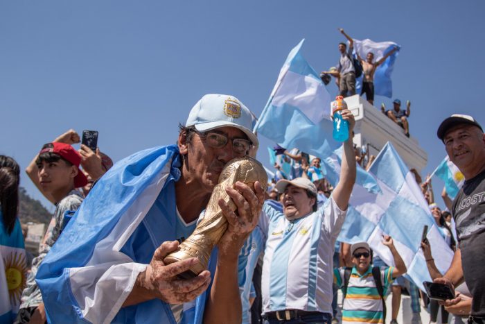 También hay celebraciones en Chile: hinchas argentinos festejan en Plaza Italia por triunfo en Mundial de Qatar 2022
