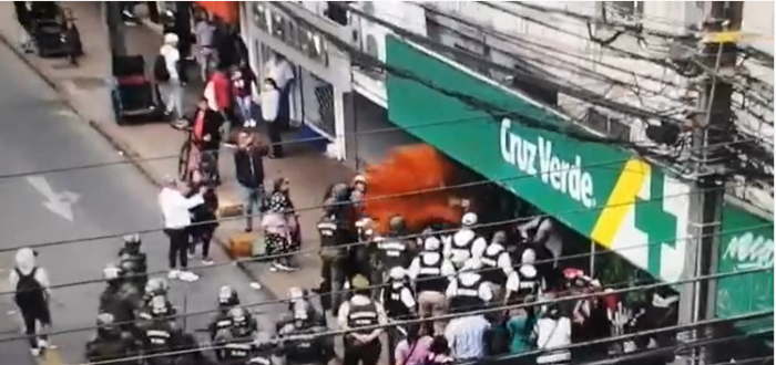 Registran ataque de vendedores ambulantes a Carabineros: lanzaron merquén a los efectivos policiales