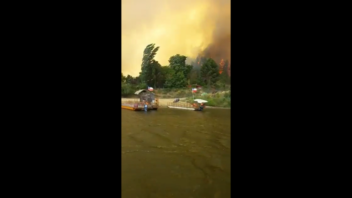 Registran a vecinos de Santa Juana huyendo en balsa por el río Biobío debido a incendio forestal