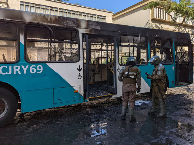 Gobierno por quema de bus en alrededores del Liceo del Aplicación: «La respuesta va mucho más allá de lo policial»