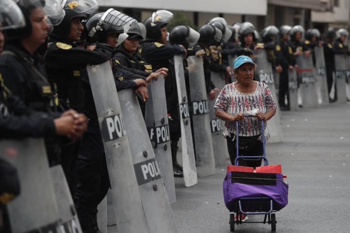Fuerzas Armadas y Policía de Perú «no acatarán» actos contrarios al orden constitucional