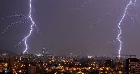 Qué hacer en una tormenta eléctrica: cómo protegerse de los rayos si estás en la calle