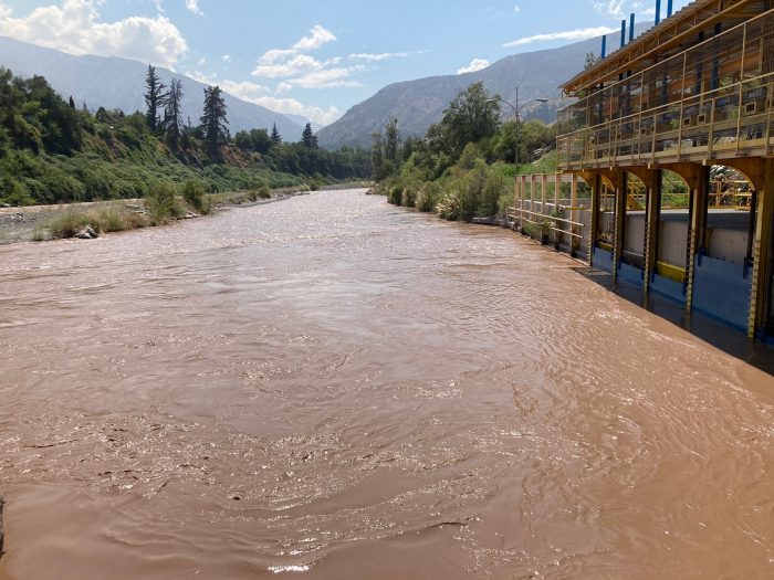 Aguas Andinas inicia recuperación de reservas de agua luego de evento de turbiedades en ríos que abastecen a la ciudad