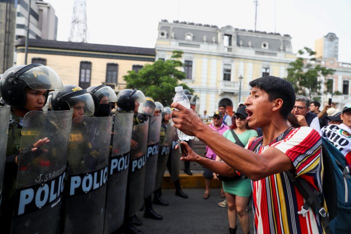 Gobierno de Perú anuncia que despejará vías mientras continúan protestas