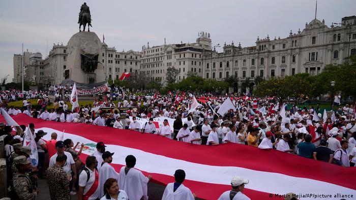 Marchas por la paz en Perú rechazan violentas protestas