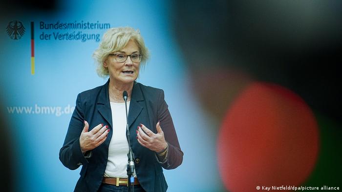 Ministra de Defensa de Alemania presenta dimisión al canciller Scholz