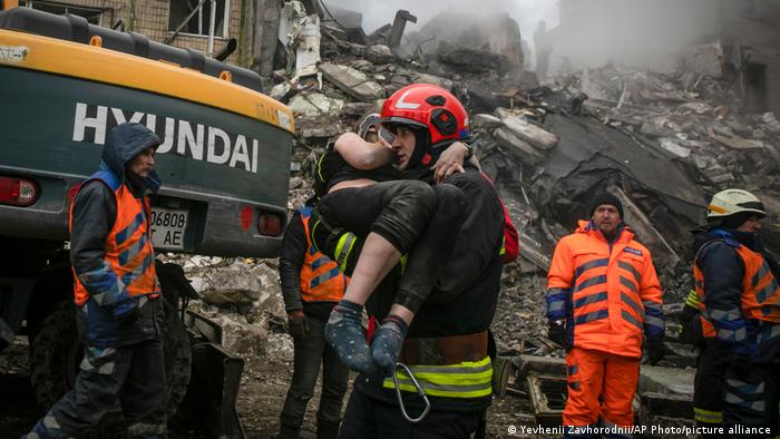 Ucrania da por concluidos los servicios de rescate en Dnipró