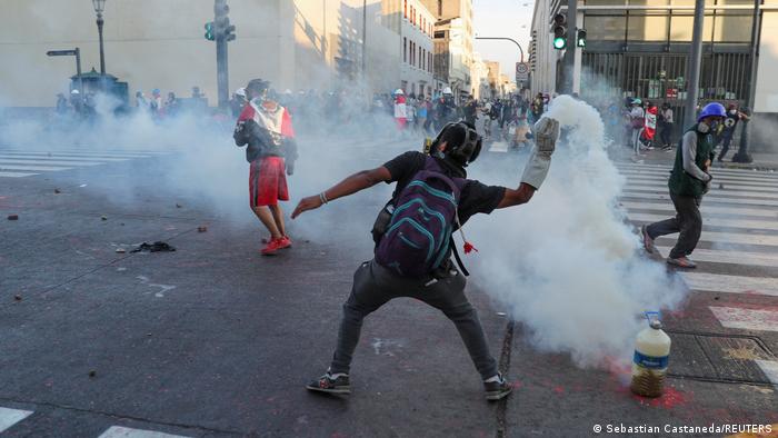 Perú registra enfrentamientos ante la sede del Congreso