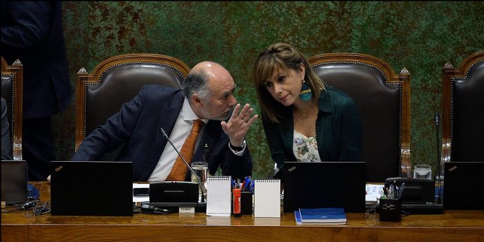 Senadores Flores y Carvajal muestran su descontento ante nuevos antecedentes que complican candidatura de Ángel Valencia a Fiscal Nacional