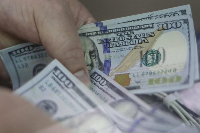 Dólar cierra próximo a $830 y registra mayor racha bajista desde agosto 2022