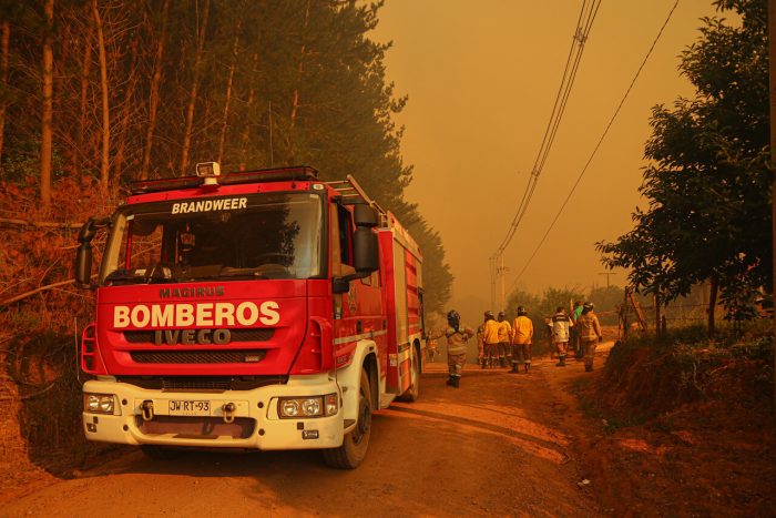 Decretan Alerta Roja en Tiltil por incendio forestal
