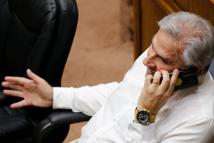 Senador Moreira (UDI) denunció hackeo de su teléfono y aseguró que «están pidiendo plata en mi nombre»