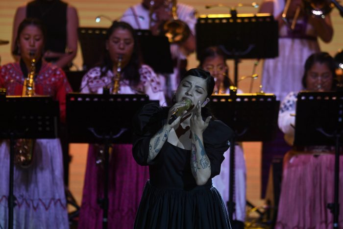 Mon Laferte rindió homenaje a víctimas de femicidio entonando “Canción sin miedo” en el Festival de Olmué