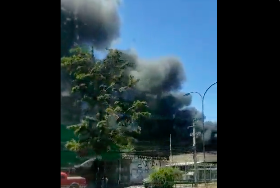 Densa columna de humo por incendio en fábrica de plásticos en San Joaquín: hay tres personas lesionadas