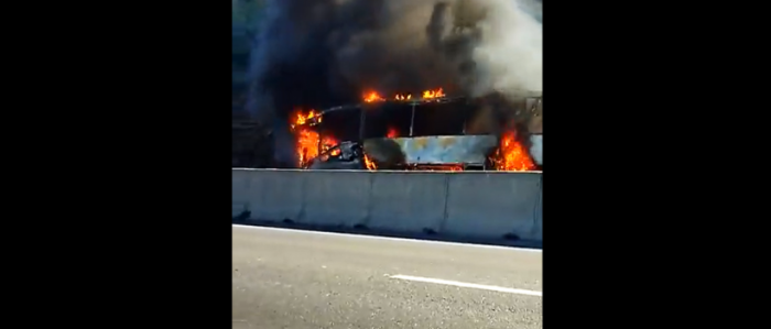 Por causas que se investigan, bus resultó quemado en carretera en Región del Biobío: los pasajeros lograron descender