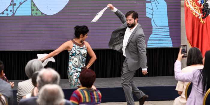 Presidente Boric baila pie de cueca en la entrega del Premio a la Música Nacional y Artes Escénicas 2022