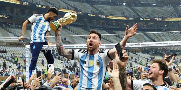 Curiosa historia de la foto de Messi con más ‘me gusta’ en Instagram: la Copa del Mundo es una réplica de unos argentinos