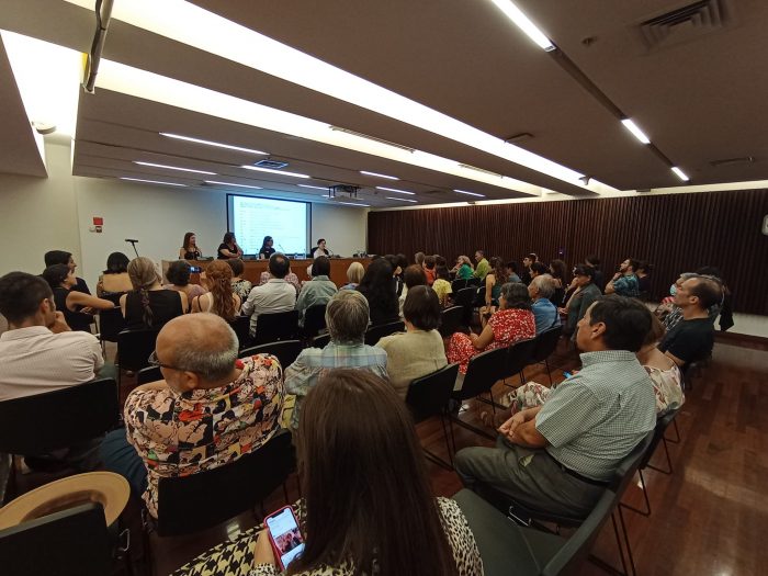 Con documental, expo y taller de grabado en Tomé, culmina ruta de lanzamientos del Archivo Héctor Herrera
