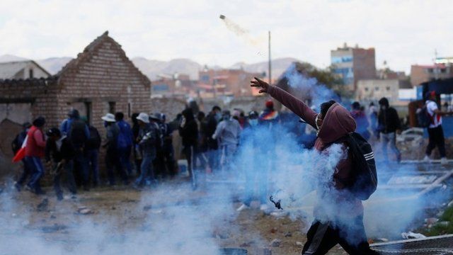Policía muere calcinado tras ataque de turba durante protestas en Perú