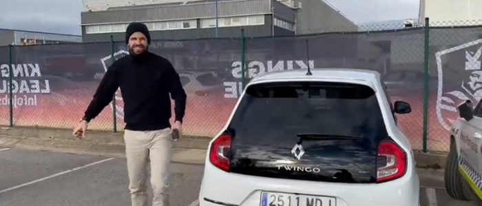 Piqué conduce un Renault Twingo en respuesta a Shakira
