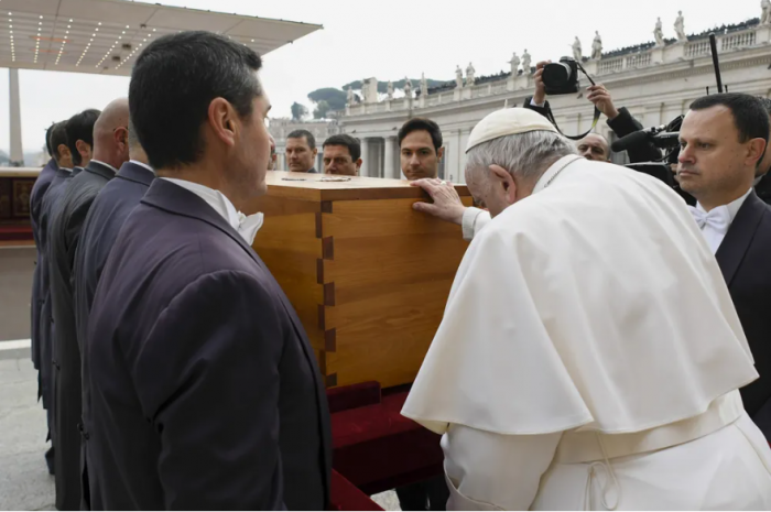 Libro de ex secretario de Benedicto XVI fija las miradas a Papa Francisco: incluye críticas del pontífice emérito a su sucesor