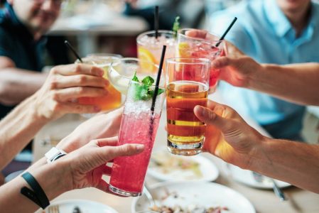 De 1,4 a medio litro: cae la estimación del alcohol no registrado en Chile
