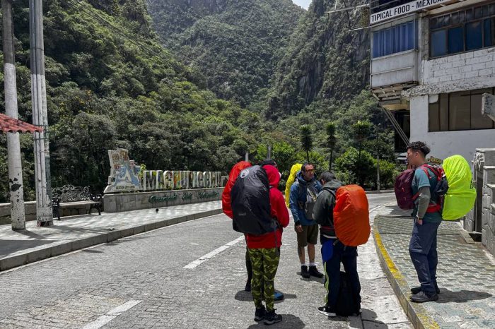 Gobierno de Perú rescató a más de 400 turistas varados en Machu Picchu, en medio de nueva jornada de protestas