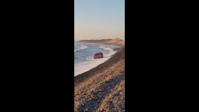 Vehículo es arrastrado por las olas en Quintero tras manejar al interior de la playa: está prohibido desde 1998