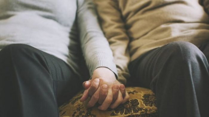 “No necesitamos el amor romántico en nuestras vidas”: los riesgos de idealizar la pareja por encima de otros afectos