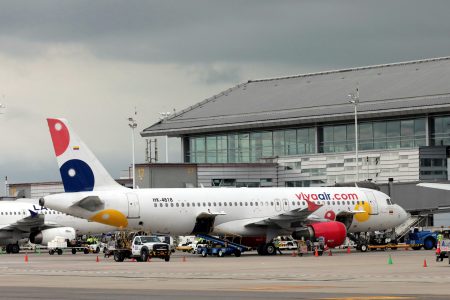 Aerolínea colombiana de bajo costo Viva Air suspende operaciones, pasajeros protestan en aeropuertos