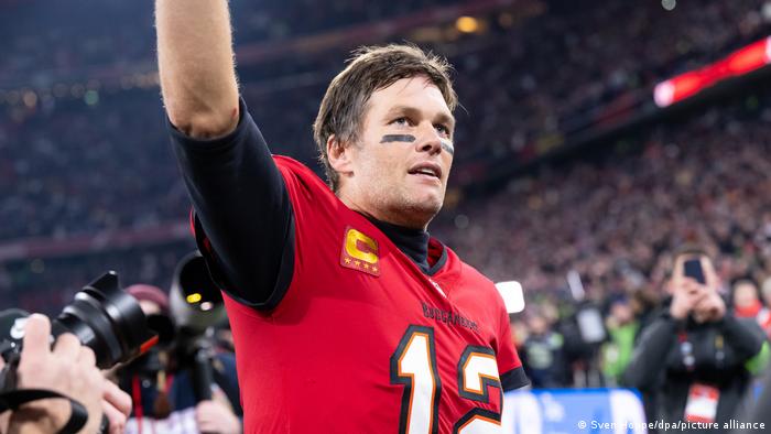 Tom Brady anuncia su retiro “definitivo” de la NFL y los emparrillados