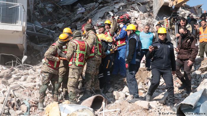Hallan tres sobrevivientes en Turquía a casi dos semanas del terremoto