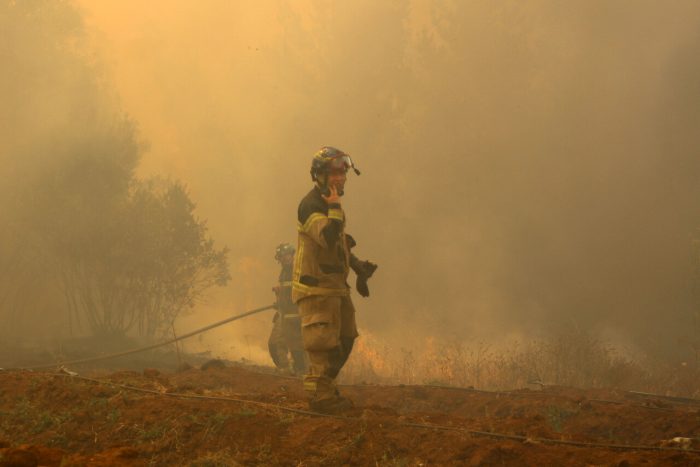 Decretan alerta roja para la Región de La Araucanía por incendios simultáneos
