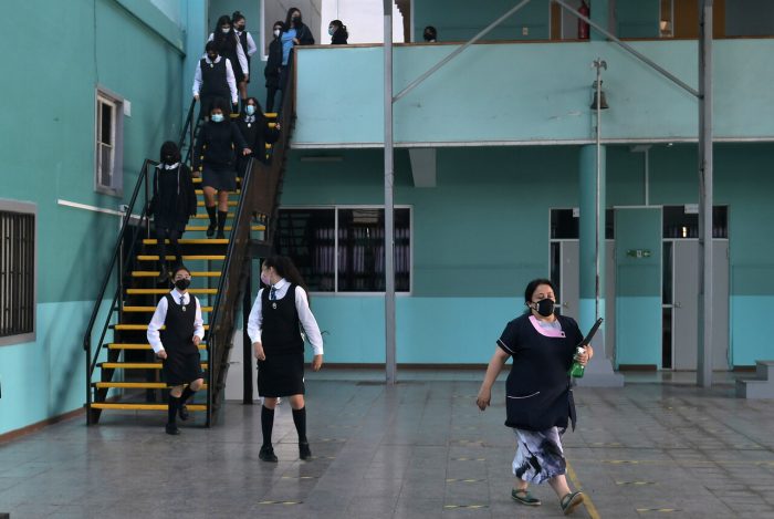 Mineduc retrasa inicio de clases en Coronel, Santa Juana y San Pedro de la Paz por incendios forestales