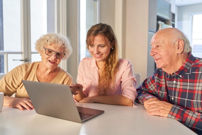 Cómo incluir a personas mayores en la tecnología