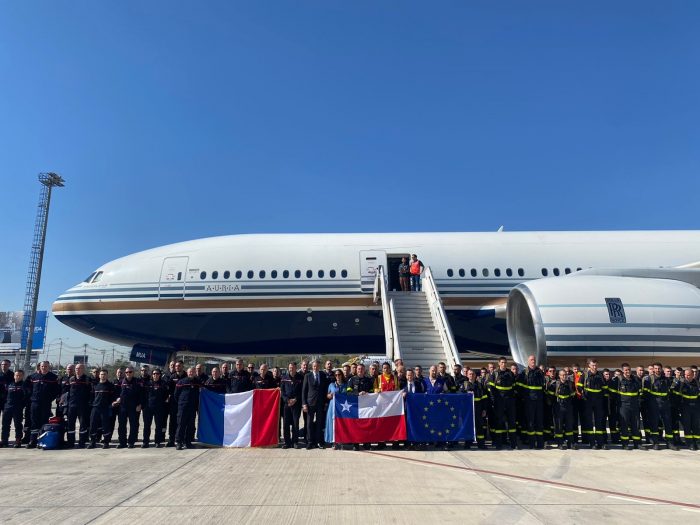 Más de 80 brigadistas y bomberos de Francia llegan a Chile para reforzar combate contra incendios forestales