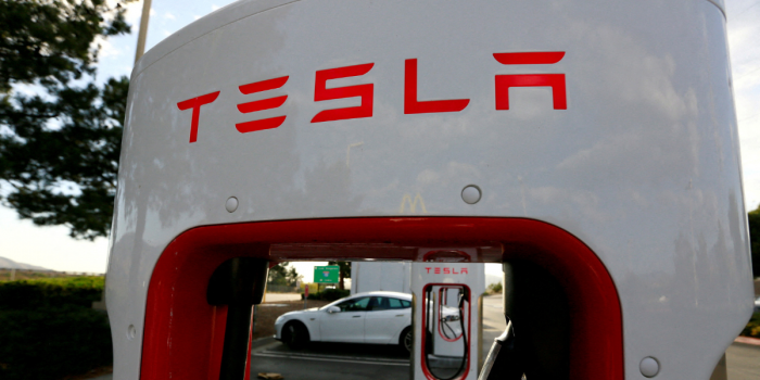 Tesla retira de mercado EEUU unos 362.000 autos por problemas en software de conducción autónoma