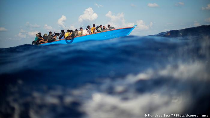 Rescatan embarcación frente a Lampedusa: hallan ocho muertos y 42 supervivientes