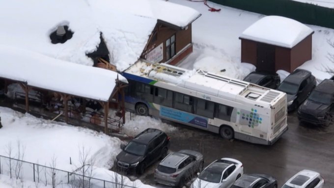 Un autobús dejó dos niños muertos y seis heridos luego de chocar una guardería en Canadá: conductor lo habría hecho intencionalmente