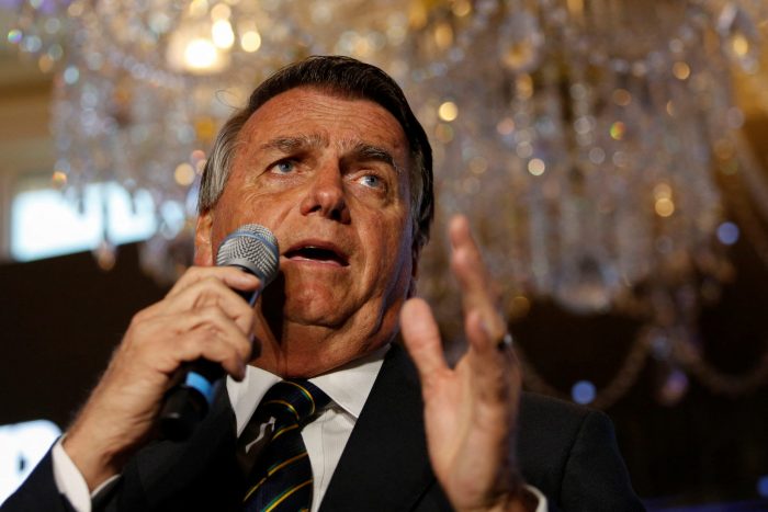 Bolsonaro dice que regresará a Brasil en marzo para liderar la oposición
