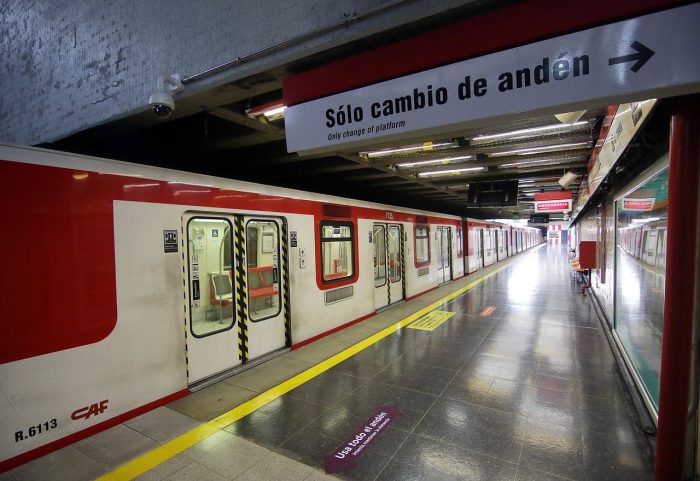 Metro de Santiago restablece funcionamiento de toda la Línea 4: servicio fue suspendido parcialmente por una máquina en la vía