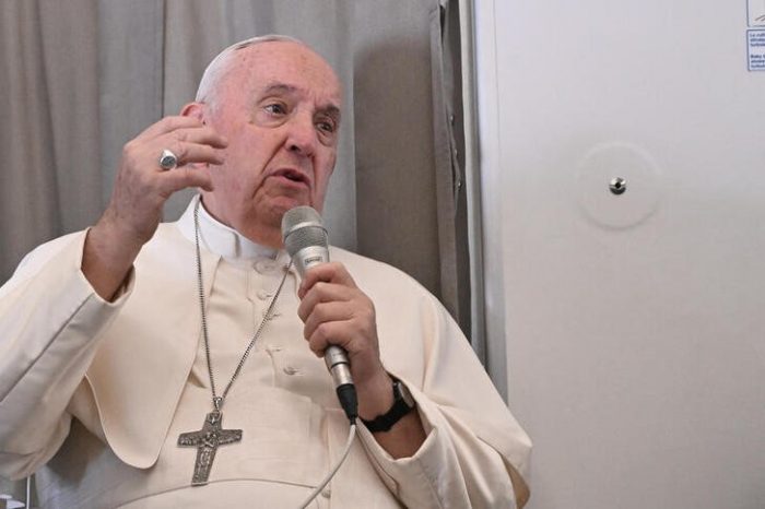 Papa Francisco dice que leyes que criminalizan a las personas LGBT son un “pecado” y una injusticia