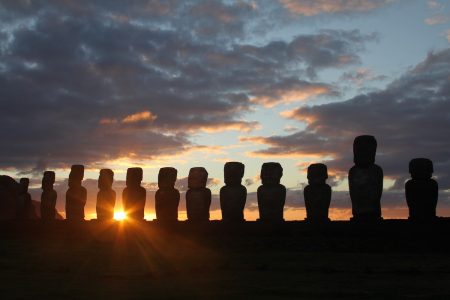 Senapred mantiene alerta roja por incendio en parque nacional Isla de Pascua