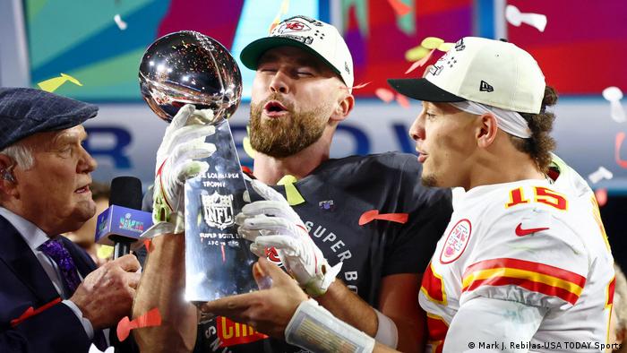Chiefs vencen a Eagles en el último suspiro del Super Bowl