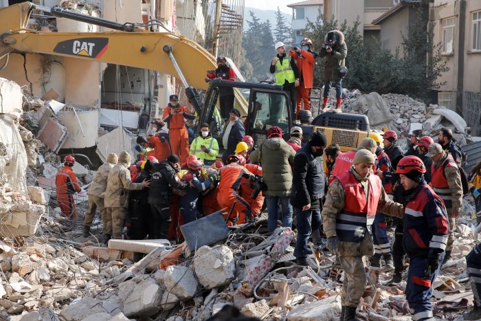 Rescatan a cinco supervivientes nueve días después del terremoto en Turquía
